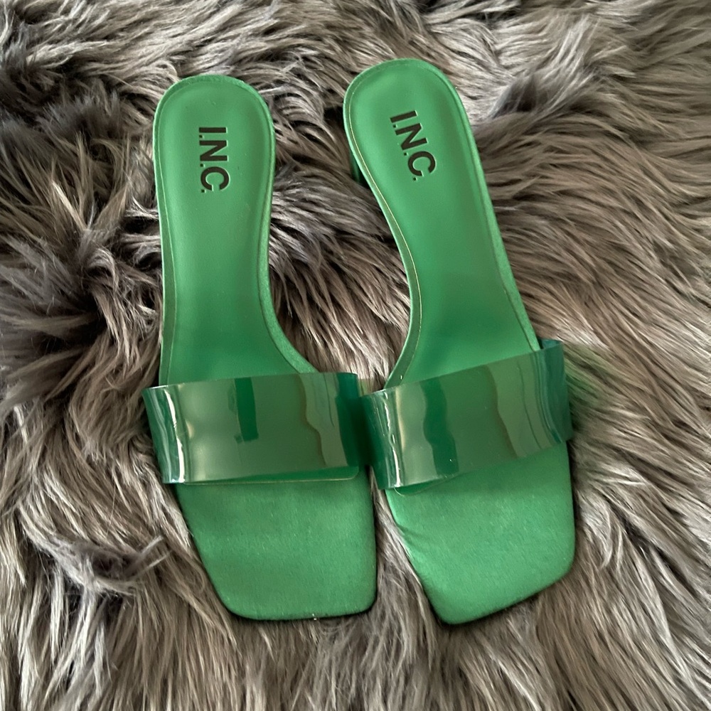 INC International Concepts Green Slide Sandals Modern Design